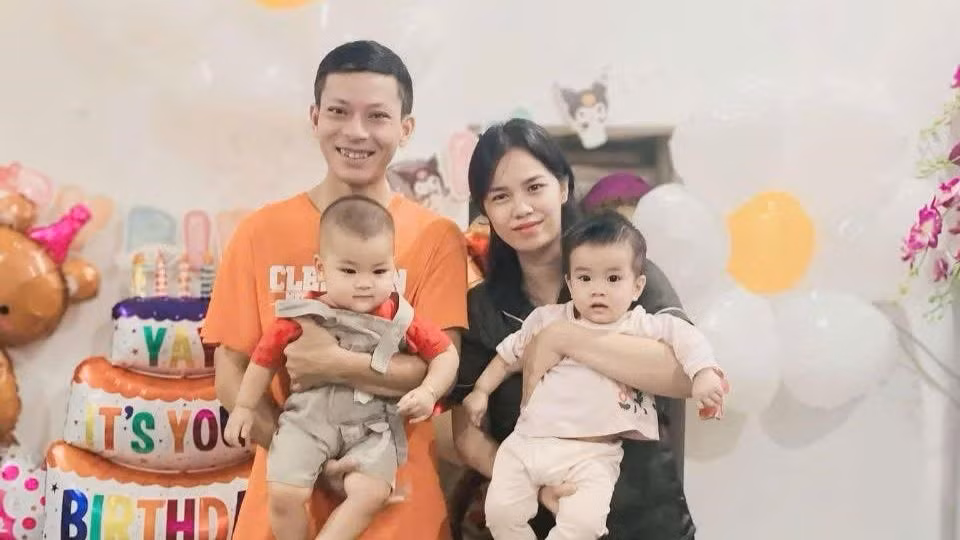 Gia đình chị Hà hạnh phúc chào đón hai con sau 13 năm hiếm muộn.