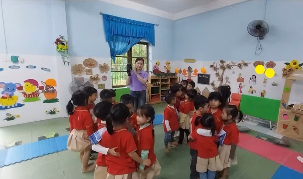 Chị Nguyễn Thị Tuyết là giáo viên mầm non. Chị Nguyễn Thị Tuyết là giáo viên mầm non.