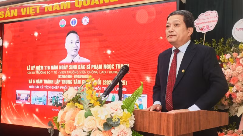 Tiến sĩ, bác sĩ cao cấp, Thầy thuốc ưu tú Đinh Văn Lượng, Giám đốc Bệnh viện Phổi Trung ương phát biểu tại lễ kỷ niệm. (Ảnh: T.H)