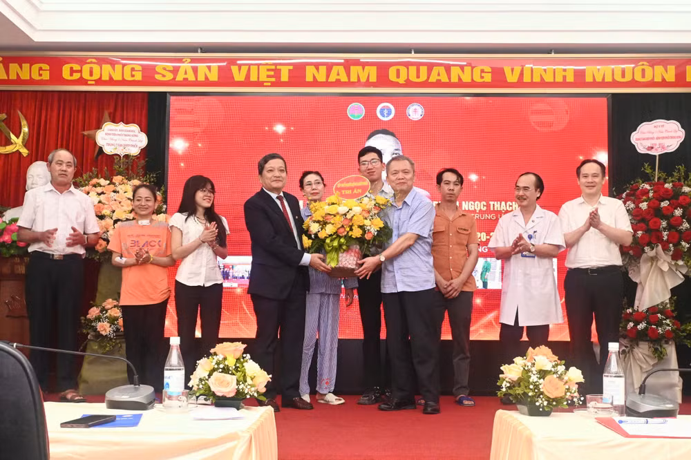 Các thầy thuốc chúc mừng người bệnh hồi phục sau ghép.