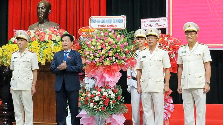 Phó Bí thư Thường trực Tỉnh ủy Lê Văn Dũng tặng hoa chúc mừng lực lượng Cảnh sát nhân dân Công an tỉnh Quảng Nam.
