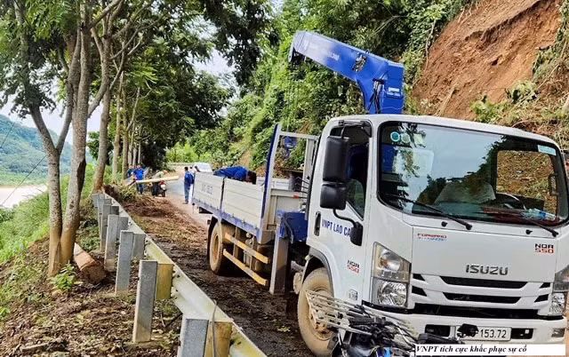 VNPT Lào Cai đã khẩn trương triển khai lực lượng kỹ thuật và phương tiện đến khu vực gặp sự cố để khôi phục mạng lưới liên lạc trong điều kiện thời tiết khắc nghiệt và địa hình hiểm trở. 