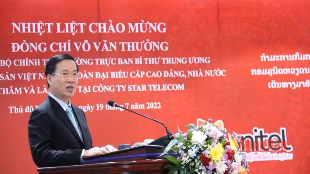 Đồng chí Võ Văn Thưởng đánh giá Công ty Star Telecom là một trong những hình mẫu về hợp tác, đầu tư, kinh doanh của Việt Nam tại Lào. (Ảnh: XUÂN SƠN)