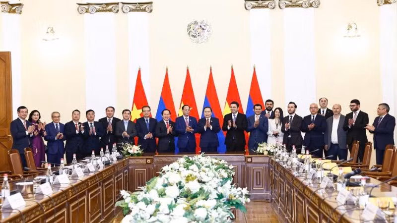 Trong khuôn khổ chuyến thăm chính thức Cộng hòa Armenia của Chủ tịch Quốc hội, Thứ trưởng Y tế Trần Văn Thuấn đã đến thăm và làm việc tại Bộ Y tế Cộng hòa Armenia, hội đàm với Bộ trưởng Y tế Armenia - bà Anahit Avanesyan. (Ảnh: Bộ Y tế)