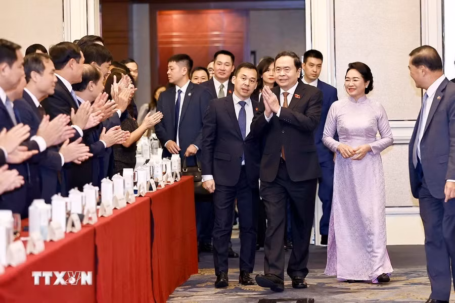 Chủ tịch Quốc hội Trần Thanh Mẫn và Phu nhân cùng Đoàn Đại biểu Quốc hội Việt Nam tới thăm Đại sứ quán, gặp gỡ cán bộ, nhân viên sứ quán và đại diện các hội đoàn, đại diện cộng đồng người Việt Nam tại Singapore. (Ảnh: TTXVN) Chủ tịch Quốc hội Trần Thanh Mẫn và Phu nhân cùng Đoàn Đại biểu Quốc hội Việt Nam tới thăm Đại sứ quán, gặp gỡ cán bộ, nhân viên sứ quán và đại diện các hội đoàn, đại diện cộng đồng người Việt Nam tại Singapore. (Ảnh: TTXVN)