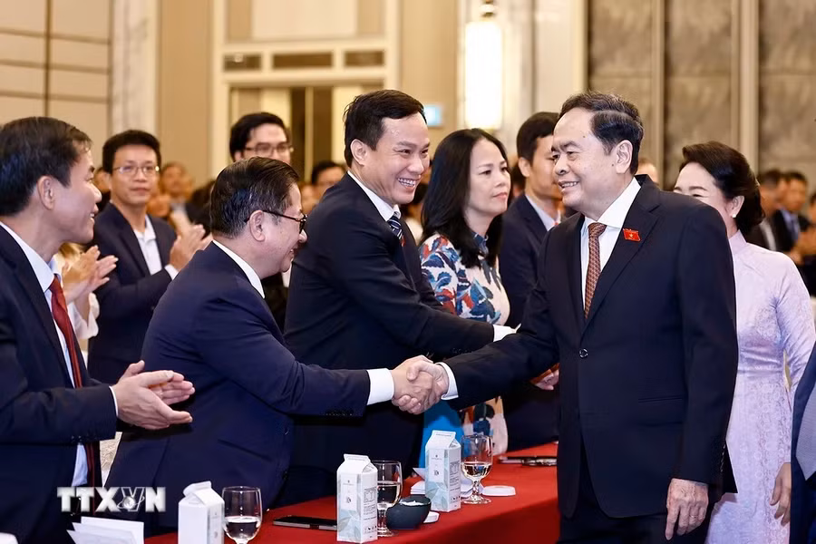 Chủ tịch Quốc hội Trần Thanh Mẫn và Phu nhân cùng Đoàn Đại biểu Quốc hội Việt Nam gặp gỡ cộng đồng người Việt Nam tại Singapore. (Ảnh: TTXVN) Chủ tịch Quốc hội Trần Thanh Mẫn và Phu nhân cùng Đoàn Đại biểu Quốc hội Việt Nam gặp gỡ cộng đồng người Việt Nam tại Singapore. (Ảnh: TTXVN)