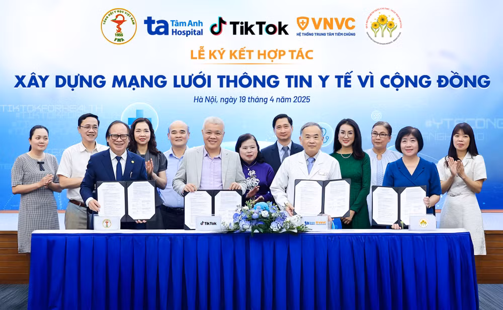 Các đơn vị ký kết hợp tác xây dựng mạng lưới thông tin y tế vì cộng đồng.