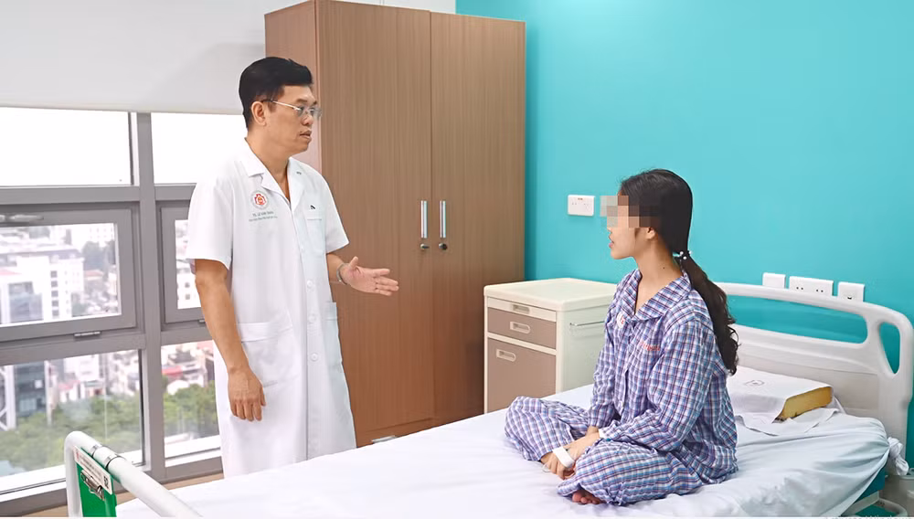 Bác sĩ dặn dò bệnh nhân chăm sóc sức khỏe sau ghép. Bác sĩ dặn dò bệnh nhân chăm sóc sức khỏe sau ghép.