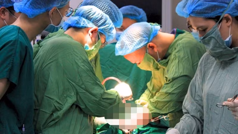 Bác sĩ can thiệp cho sản phụ.