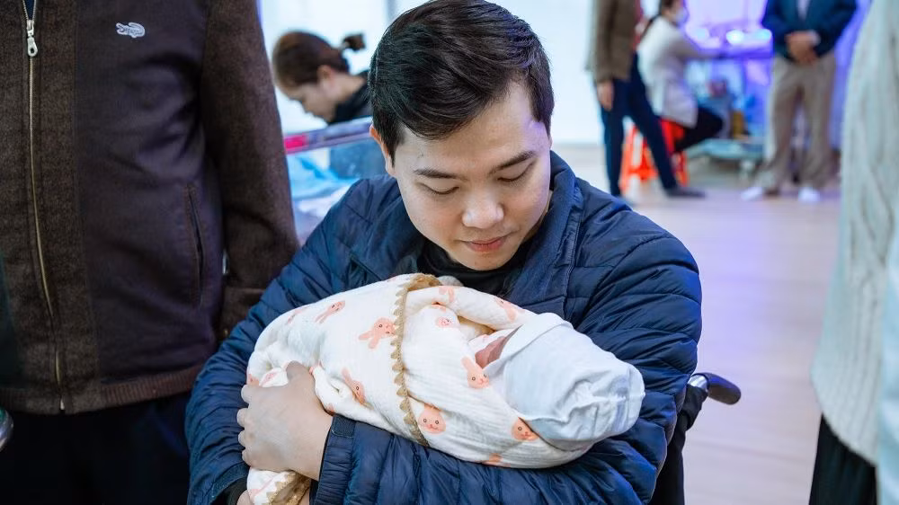 Anh Đỗ Văn Hóa hạnh phúc bế con đầu lòng. 