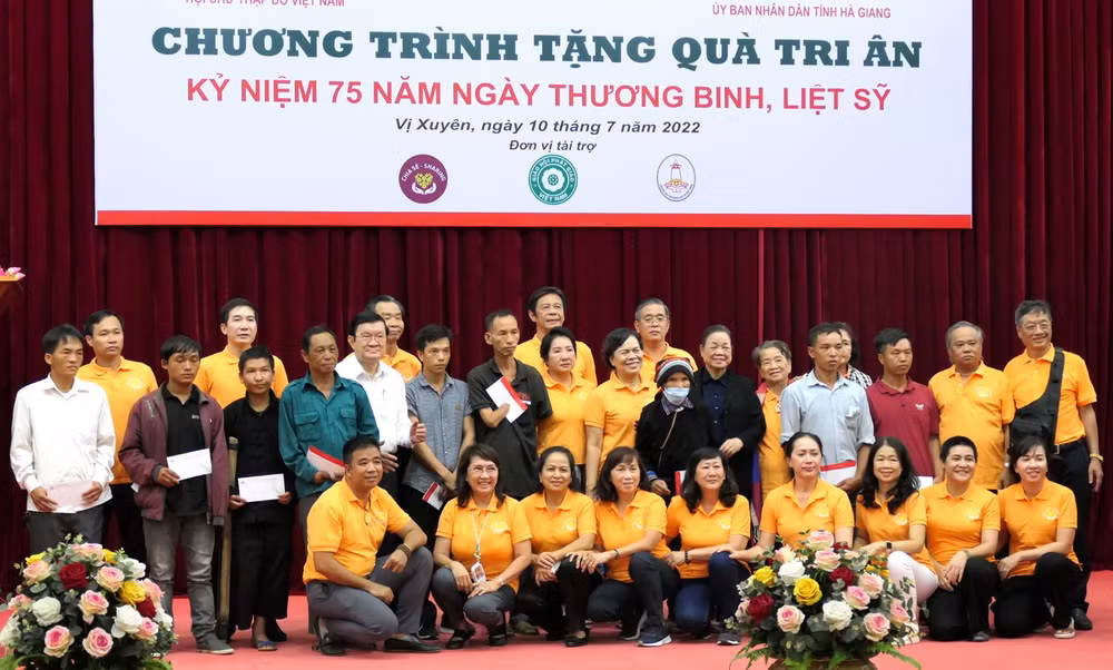 Nguyên Chủ tịch nước Trương Tấn Sang và nguyên Trưởng Ban Dân vận Trung ương Hà Thị Khiết tặng quà cho các gia đình chính sách. Nguyên Chủ tịch nước Trương Tấn Sang và nguyên Trưởng Ban Dân vận Trung ương Hà Thị Khiết tặng quà cho các gia đình chính sách.