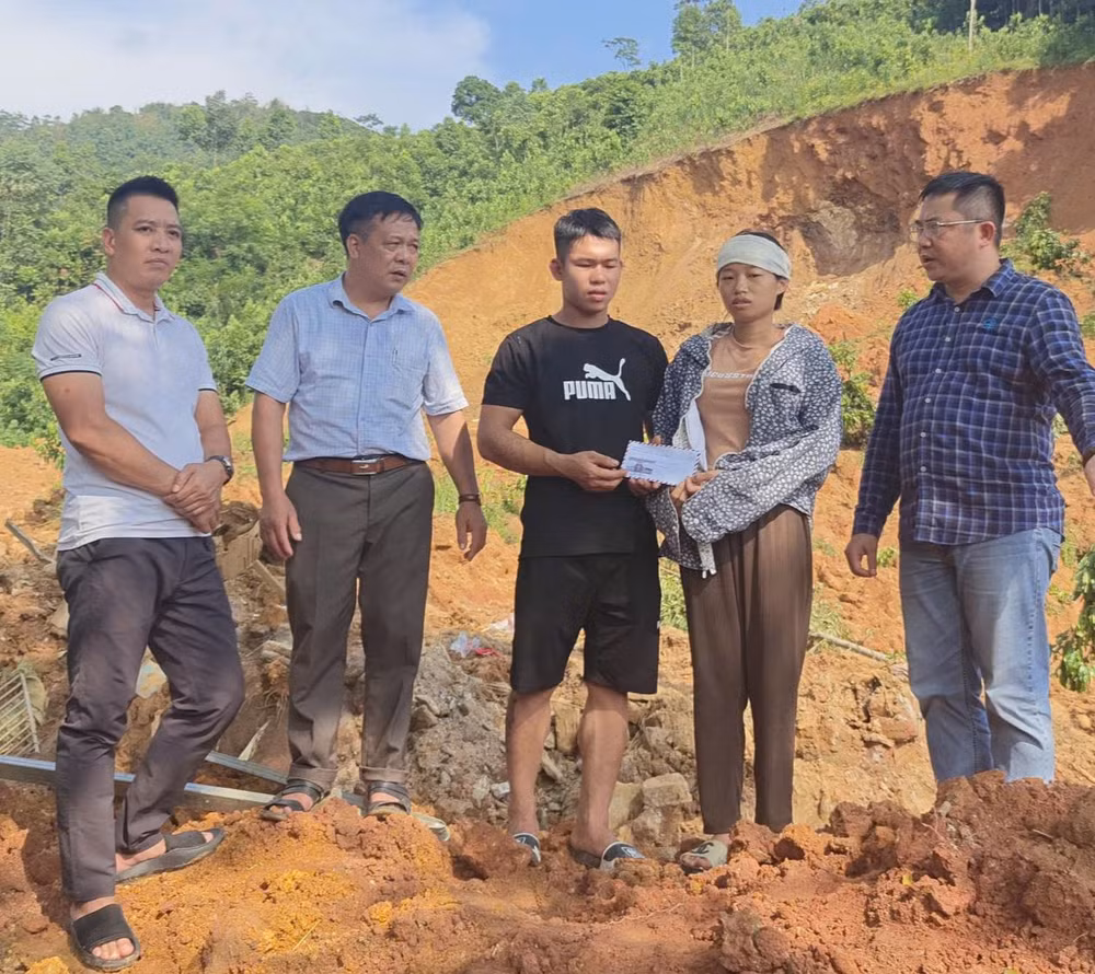Đoàn Tạp chí Kinh tế Môi trường thăm hỏi gia đình ông Khuyến. Đoàn Tạp chí Kinh tế Môi trường thăm hỏi gia đình ông Khuyến.