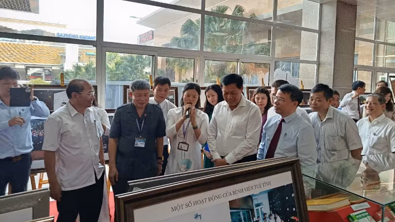 Các đại biểu tham quan triển lãm.