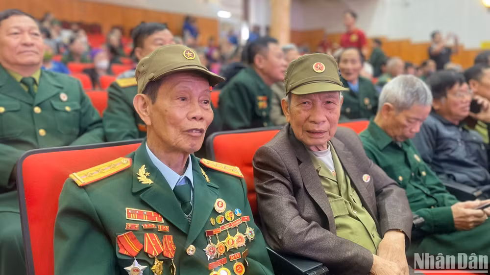 Ông Phạm Bá Miễu (bên trái) gặp lại đồng đội sáng 6/3. Ông Phạm Bá Miễu (bên trái) gặp lại đồng đội sáng 6/3.
