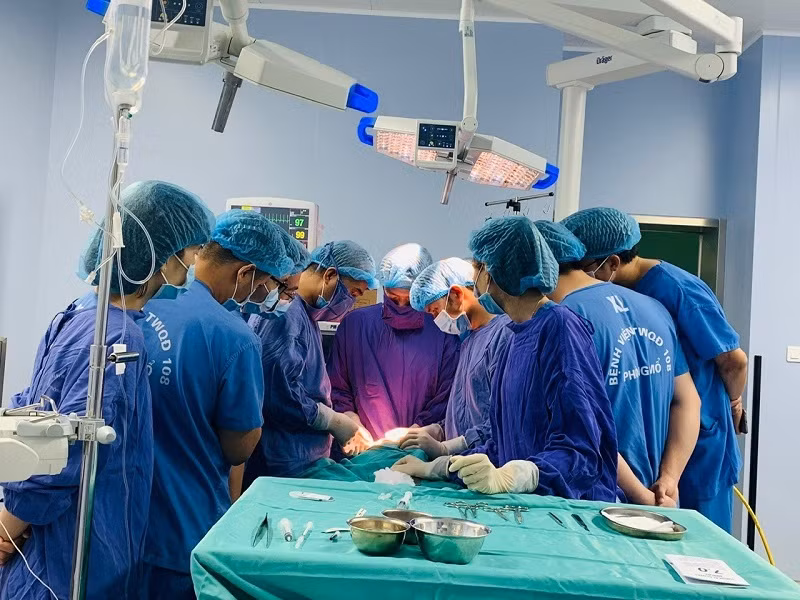 Các bác sĩ phẫu thuật cho người bệnh.