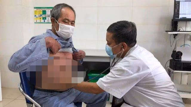 TS Đinh Văn Lượng, Phó Giám đốc Bệnh viện Phổi Trung ương khám cho ông T.