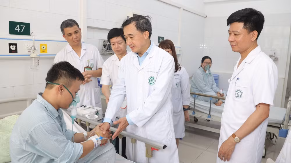 Thứ trưởng Y tế Trần Văn Thuấn thăm hỏi, động viên các nạn nhân trong vụ cháy ở Trung Kính đang điều trị tại Bệnh viện Bạch Mai.