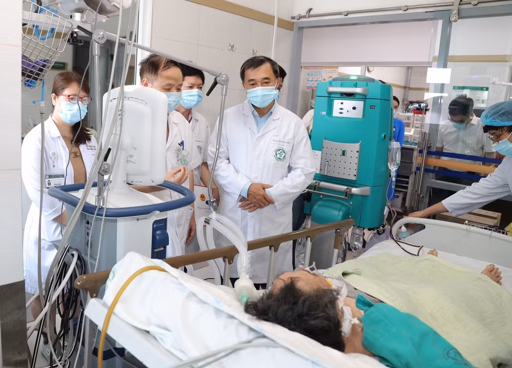 Thứ trưởng Trần Văn Thuấn thăm hỏi trường hợp còn nằm điều trị tại Bệnh viện Bạch Mai.