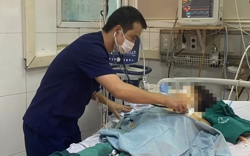 Bác sĩ khám cho bệnh nhân sốt xuất huyết. 