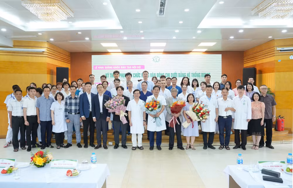 Bệnh viện tổ chức khai giảng khóa đào tạo nội bộ “Kỹ thuật phục hồi chức năng vận động chi dưới bằng hệ thống Robot”. Bệnh viện tổ chức khai giảng khóa đào tạo nội bộ “Kỹ thuật phục hồi chức năng vận động chi dưới bằng hệ thống Robot”.