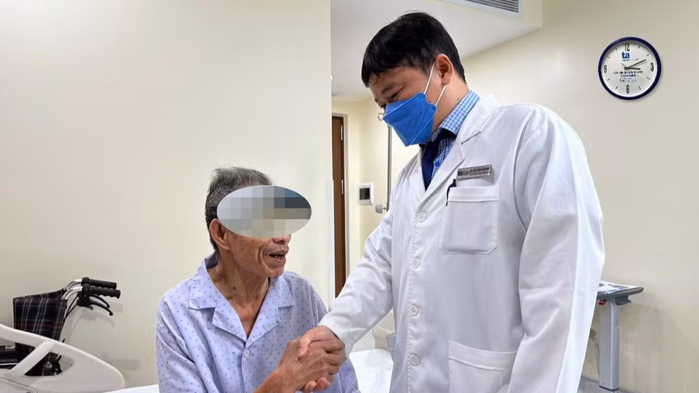 Người bệnh cảm ơn bác sĩ Bảo Ngọc trước khi xuất viện.