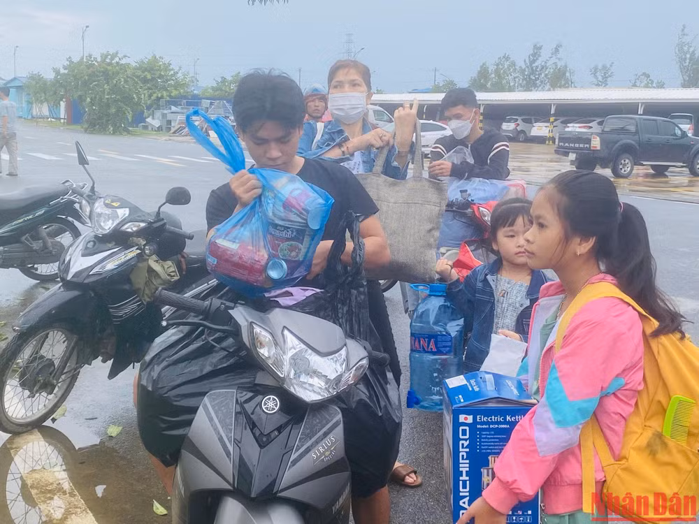 Ngoài phương tiện xe ô-tô được các cơ quan, doanh nghiệp bố trí, người thân cũng đến đón con em về nhà sau đêm bão Noru.