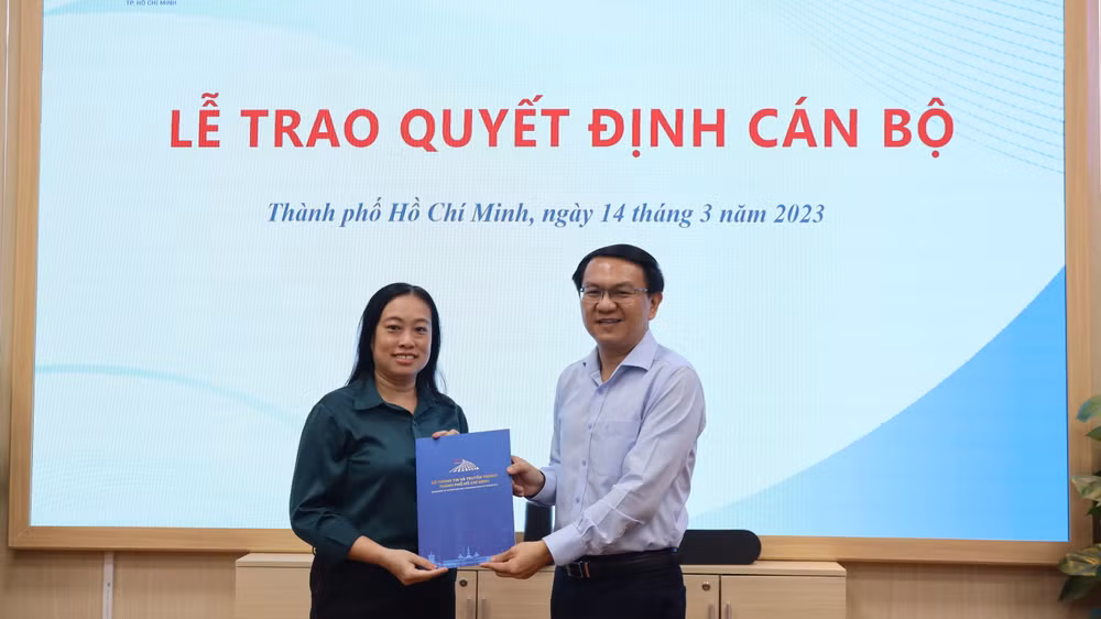 Bà Nguyễn Đình Như Hương nhận Quyết định làm Giám đốc Trung tâm Báo chí Thành phố Hồ Chí Minh.