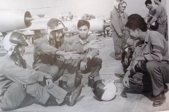 Phi công Nguyễn Đức Soát, (thứ hai từ trái sang) đang hội ý với đồng đội về một trận đánh. Phi công Nguyễn Đức Soát, (thứ hai từ trái sang) đang hội ý với đồng đội về một trận đánh.
