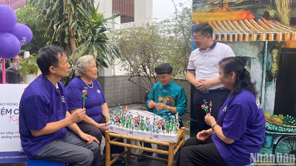 Phó Giáo sư, Tiến sĩ Nguyễn Trung Anh, Giám đốc Bệnh viện Lão khoa Trung ương (áo trắng) cùng tham gia trải nghiệm với người cao tuổi.
