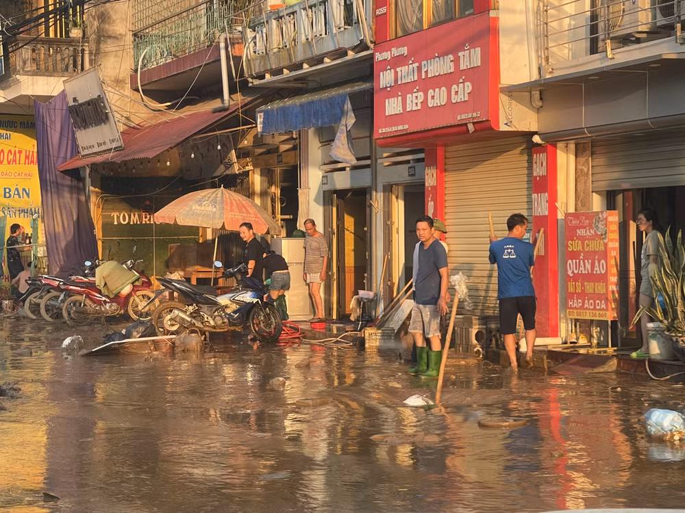Người dân TP Yên Bái đang cố gắng tái thiết lại cuộc sống sau cơn lũ lịch sử cao 2,5m tại đây. Người dân TP Yên Bái đang cố gắng tái thiết lại cuộc sống sau cơn lũ lịch sử cao 2,5m tại đây.