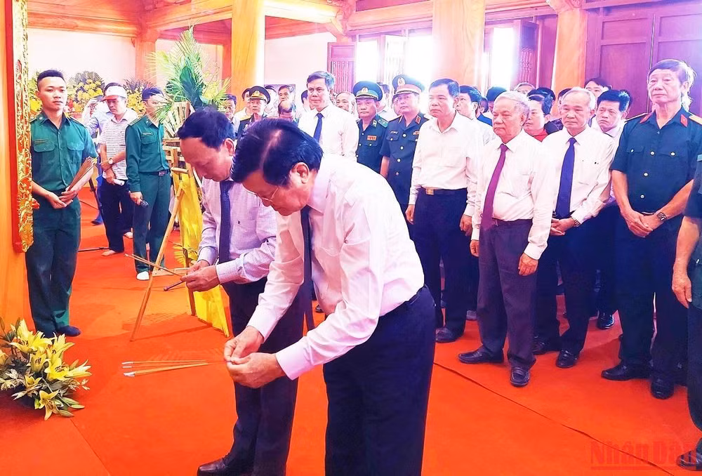 Nguyên Chủ tịch nước Trương Tấn Sang và Phó Bí thư Thường trực Tỉnh ủy Quảng Bình Trần Hải Châu dâng hương các liệt sĩ tại đền thờ. Nguyên Chủ tịch nước Trương Tấn Sang và Phó Bí thư Thường trực Tỉnh ủy Quảng Bình Trần Hải Châu dâng hương các liệt sĩ tại đền thờ.
