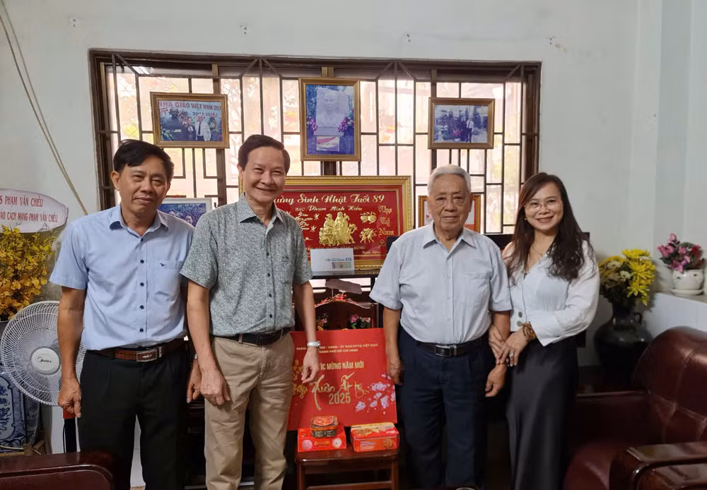 Đoàn đến thăm hỏi Trung tá Phạm Văn Kề, đại diện Ban liên lạc Đội Biệt động nội thành-Lữ đoàn 316.