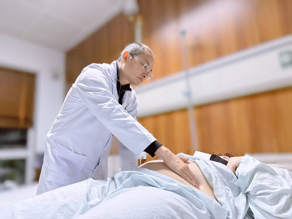 Tiến sĩ, bác sĩ Bùi Thanh Phúc, Phó Trưởng khoa Phẫu thuật Cấp cứu Tiêu hóa, Bệnh viện Hữu nghị Việt Đức khám cho người bệnh.