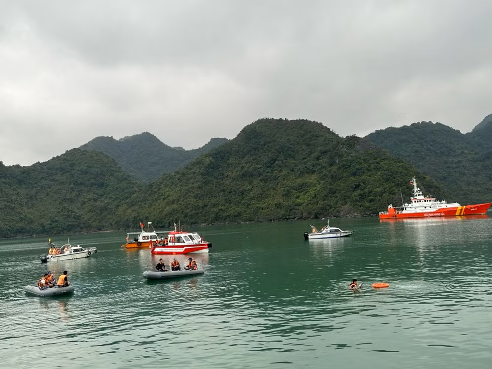 Lặn tìm kiếm thi thể nạn nhân.