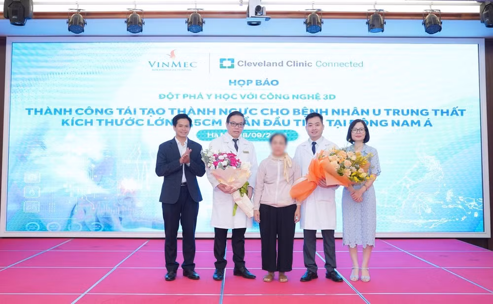 Ban lãnh đạo chúc mừng bệnh nhân đã hoàn toàn phục hồi và ra viện.