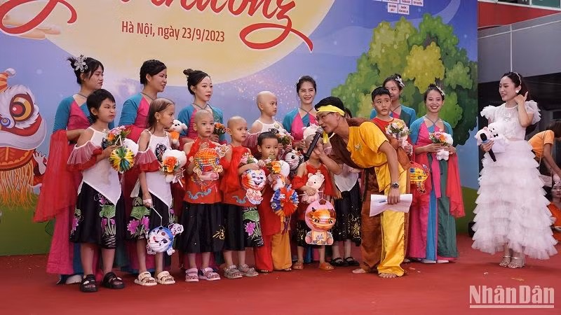 Những nghệ sĩ đặc biệt trên sân khấu Trung thu yêu thương.