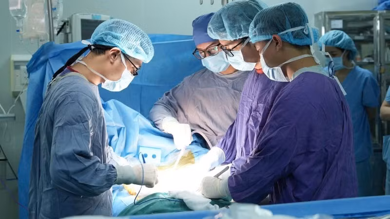 Các bác sĩ tiến hành ghép thận cho người bệnh.