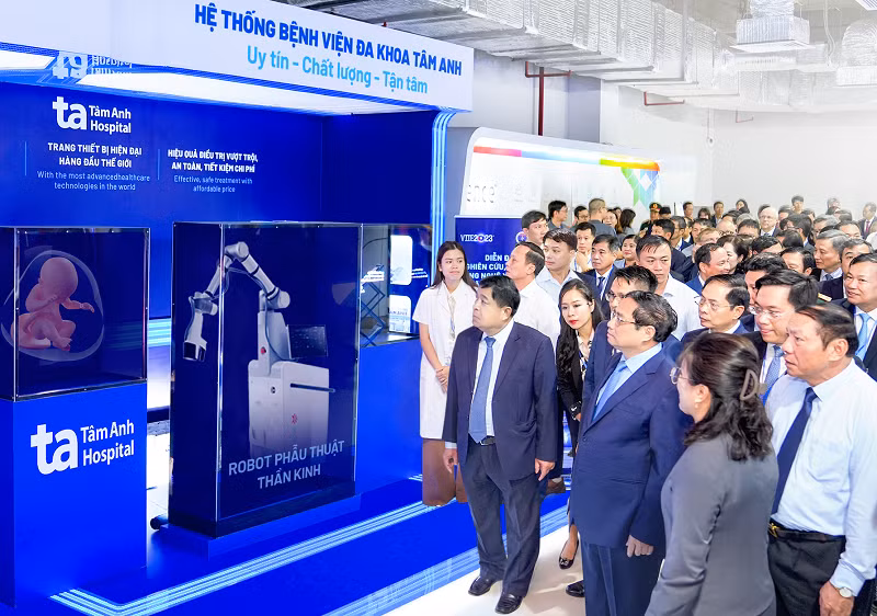 Thủ tướng Chính phủ Phạm Minh Chính cùng với các lãnh đạo tham quan gian hàng của Bệnh viện Đa khoa Tâm Anh. 