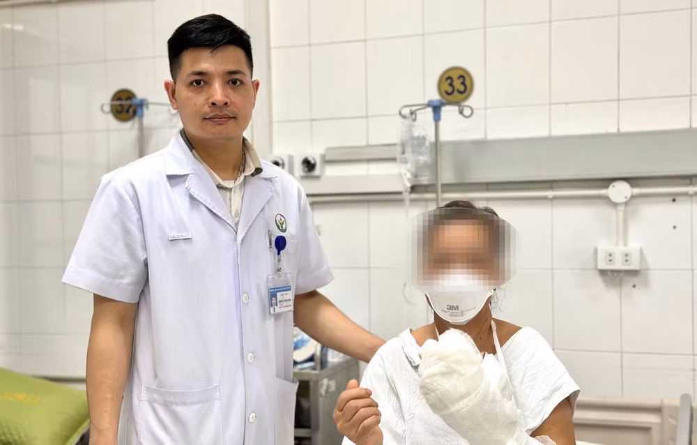 Bệnh nhân nữ bị cuốn bàn tay vào động cơ của máy ép nước mía. Bệnh nhân nữ bị cuốn bàn tay vào động cơ của máy ép nước mía.