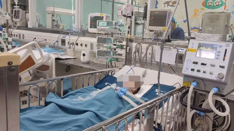 Bệnh nhi đang được điều trị tích cực tại Bệnh viện Nhi Trung ương. 