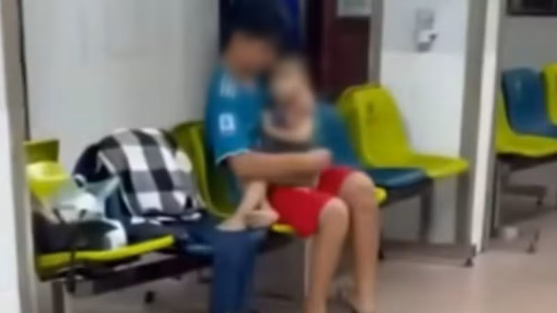 Hình ảnh cháu bé chờ cấp cứu tại Bệnh viện đa khoa tỉnh Nam Định. (Ảnh cắt từ clip)