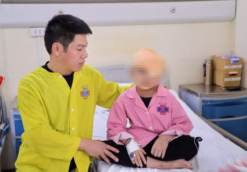 Bé Đ. đã được các bác sĩ phẫu thuật loại bỏ khối u thành công. 