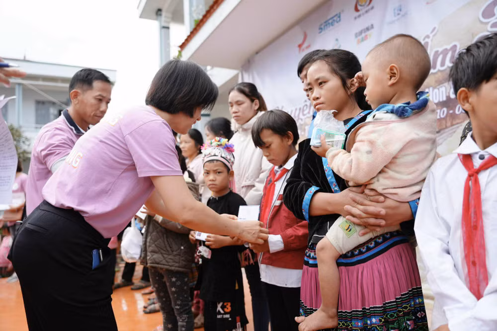 Trao tặng quà cho trẻ em vùng cao.