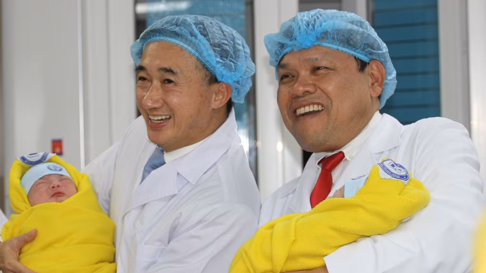 Thứ trưởng Y tế Trần Văn Thuấn và Giám đốc Bệnh viện Phụ sản Trung ương vui mừng chào đón những công dân nhí đầu tiên. 