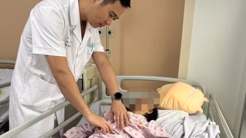 Tiến sĩ, bác sĩ Phạm Văn Hiệp, Khoa Phẫu thuật ống tiêu hóa, Bệnh viện Trung ương Quân đội 108 khám cho bệnh nhân sau phẫu thuật.