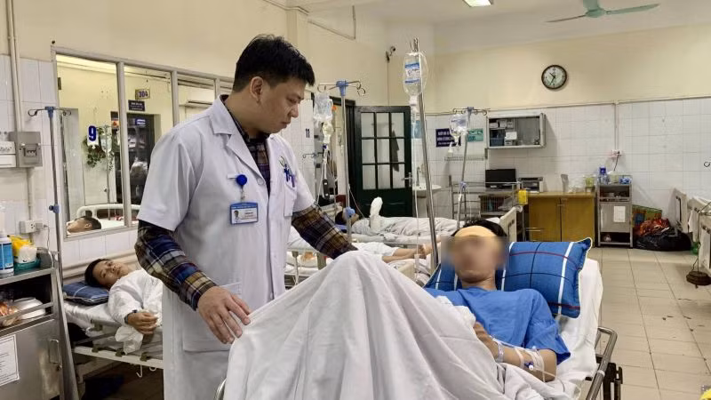 Nam thanh niên đang chờ đi mổ.