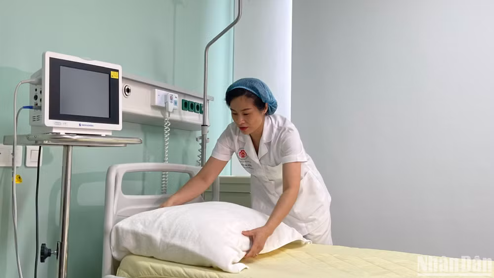 Thiếu tá, điều dưỡng viên Nguyễn Thị Hồng vẫn nhớ thói quen hằng ngày gấp gọn chăn, gối vào mỗi buổi sáng tại căn phòng nơi Tổng Bí thư nằm điều trị. 
