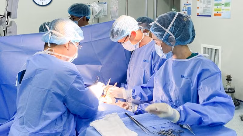 Các bác sĩ phẫu thuật cho người bệnh.