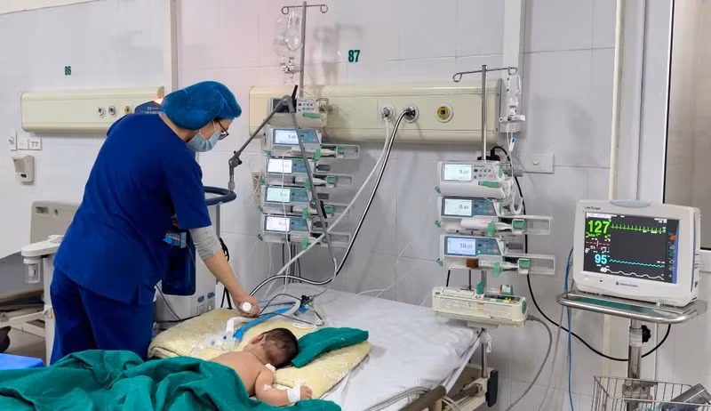 Trẻ viêm phổi khi mắc sởi nằm điều trị tại Bệnh viện Bệnh Nhiệt đới Trung ương hồi tháng 1/2025. Trẻ viêm phổi khi mắc sởi nằm điều trị tại Bệnh viện Bệnh Nhiệt đới Trung ương hồi tháng 1/2025.