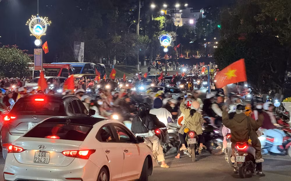 Người hâm mộ đổ ra đường mừng đội tuyển Việt Nam vô địch ASEAN Cup 2024 ảnh 7